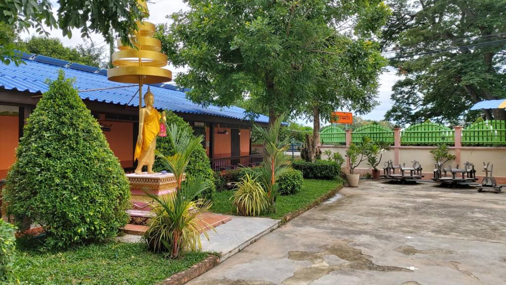 หน้าโรงเรียน